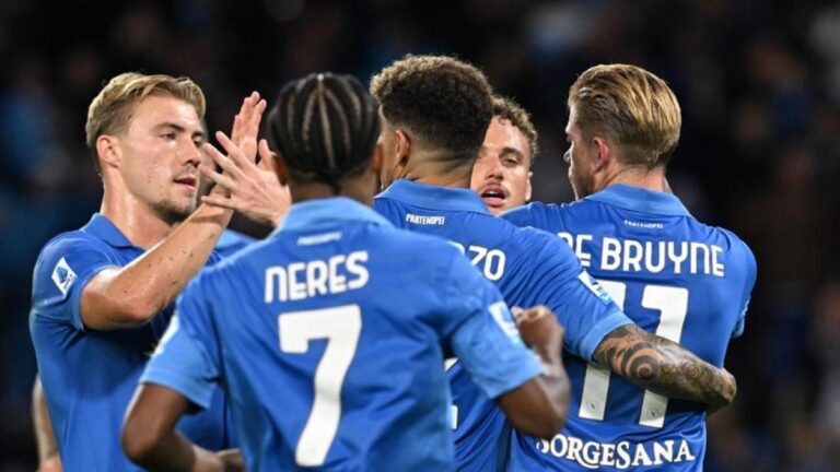 Napoli-Frosinone 3-0, doppietta De Bruyne e Lang: Allegri «bisogna uccidere le partite», ovazione per McTominay
