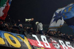 1545866118 scontri tra i tifosi quattro accoltellati e una persona investita