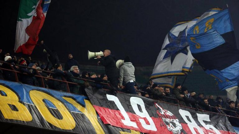 1545866118 scontri tra i tifosi quattro accoltellati e una persona investita
