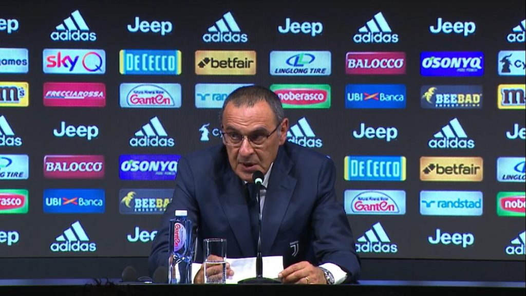 Napoli in ritiro spunta striscione contro Sarri