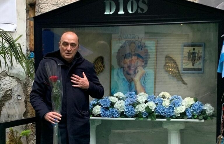 Renica va in visita al murales di Maradona e si commuove: "Con il mio capitano sempre"