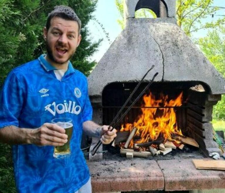Alessandro Cattelan, foto con maglia del Napoli 'vintage' sui social