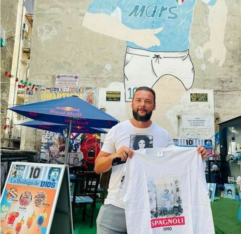 L'ex azzurro Jankulovski ai Quartieri Spagnoli: visita al murales di Maradona