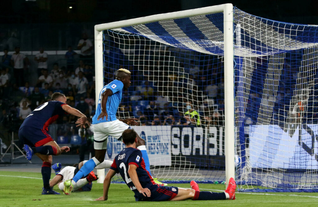 Il Napoli mantiene il primato: Cagliari k.o., sesta vittoria di fila per gli azzurri