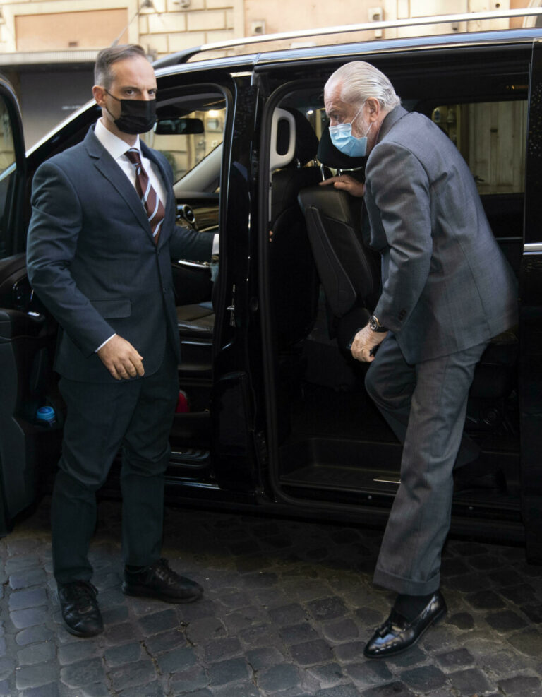 Insigne, l'agente a pranzo nell'hotel del Napoli: c'è anche De Laurentiis