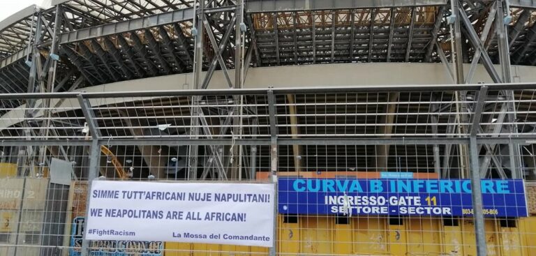 Koulibaly, lo striscione dei tifosi all'esterno del Maradona: "Simme tutt'africani nuje napulitani"