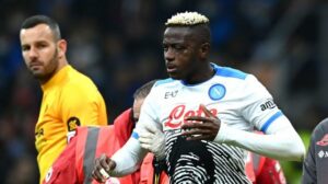 Tutto Napoli Calcio 24 - Notizie sul Calcio Napoli 1 Napoli, lunedì via i punti dal volto di Osimhen: dopo 15 giorni potrà tornare a correre
