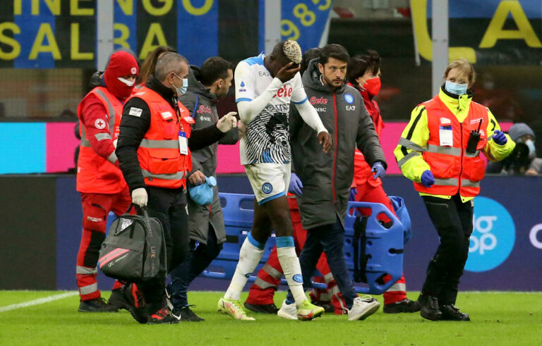 Napoli, Osimhen ko dopo un violento scontro di gioco: l'azzurro trasportato in ospedale