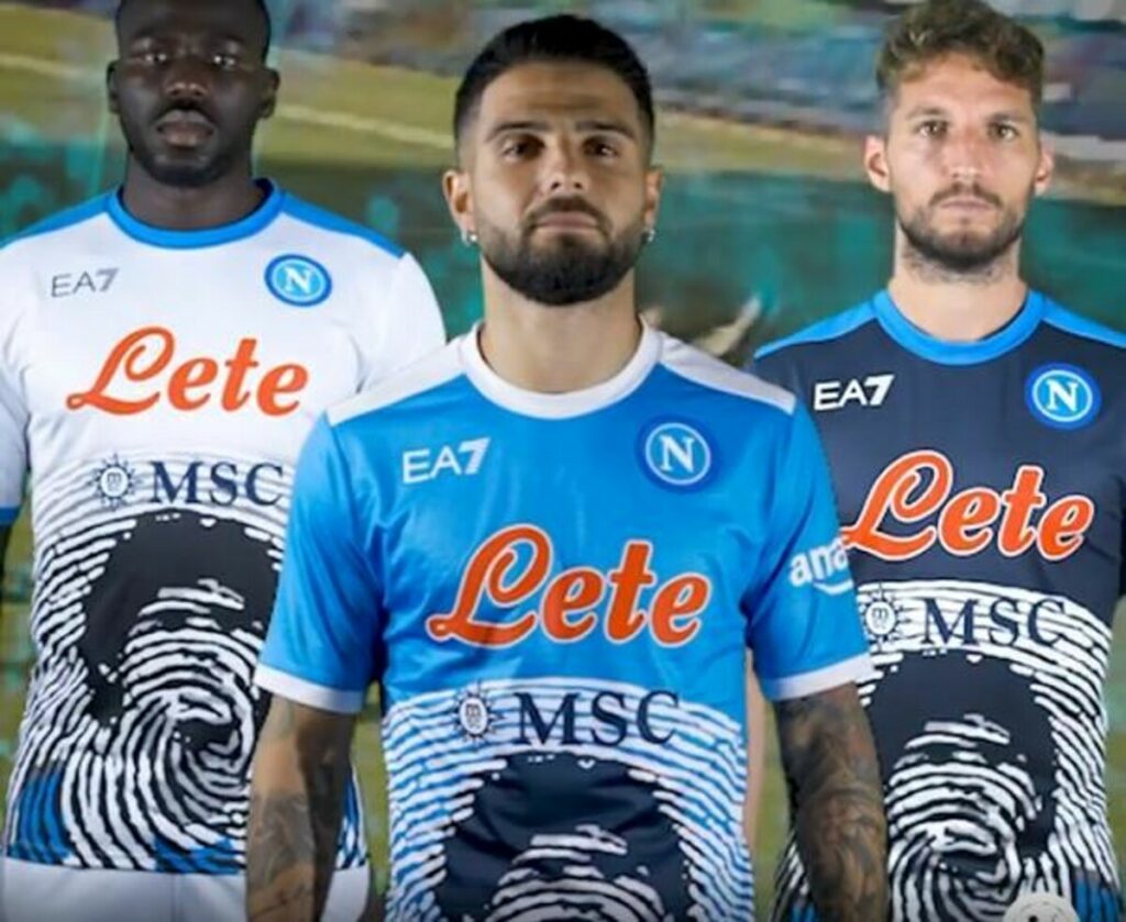 Napoli, gli azzurri con la nuova versione della maglia "Maradona Game" contro la Lazio | VIDEO 1 Napoli, gli azzurri con la nuova versione della maglia "Maradona Game" contro la Lazio | VIDEO