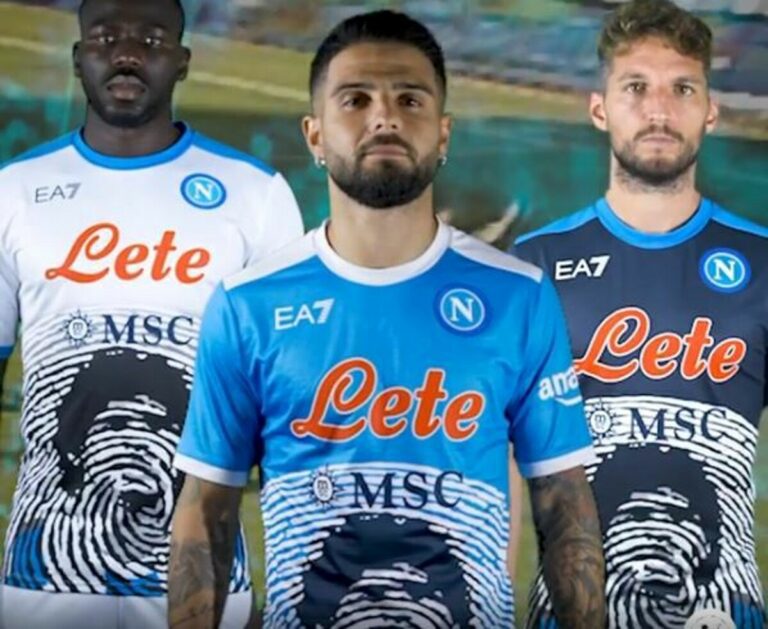 Napoli, gli azzurri con la nuova versione della maglia "Maradona Game" contro la Lazio | VIDEO