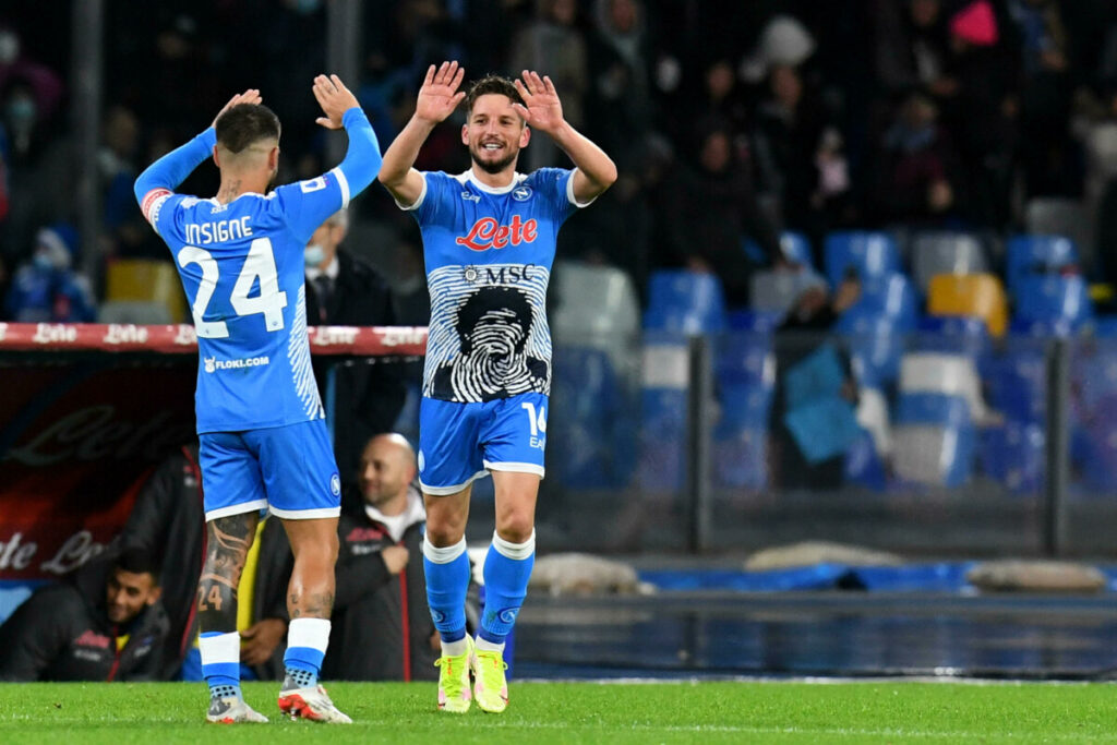 Spettacolo e commozione al Maradona: il Napoli demolisce la Lazio di Sarri