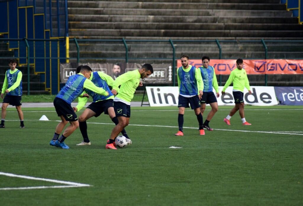 Giugliano, nuovi volti tra i Tigrotti: Ferrari ed Emmanouil sono gialloblù. Quattro calciatori ai saluti