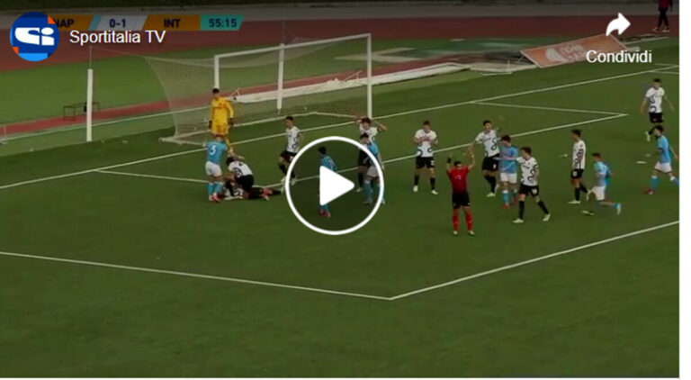 Paura durante la partita del Napoli primavera, giovane calciatore sviene in campo|VIDEO