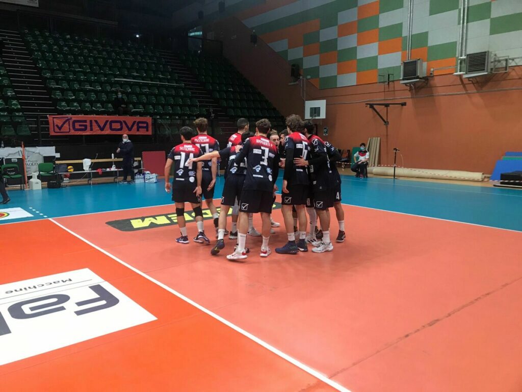 Volley A3, la condensa del palazzetto rende scivoloso il campo: salta il derby fra Aversa e Ottaviano