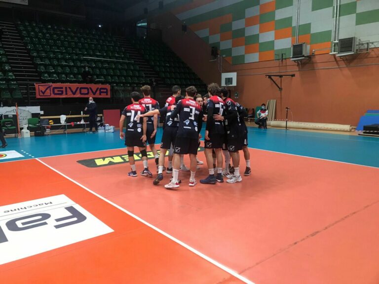 Volley A3, la condensa del palazzetto rende scivoloso il campo: salta il derby fra Aversa e Ottaviano
