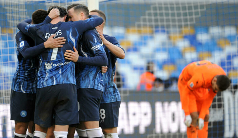 Al Maradona il Napoli cala il poker contro la Salernitana: ora la vetta è a -4