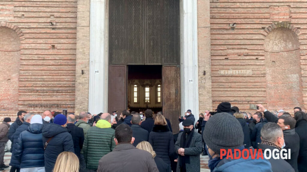 Funerali Gianni Di Marzio, tanti ex calciatori e dirigenti per l'ultimo saluto all'ex allenatore del Napoli