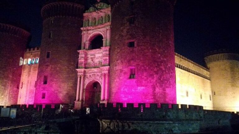 Il Maschio Angioino si illumina di rosa a più di 100 giorni dalla tappa del Giro d'Italia a Napoli
