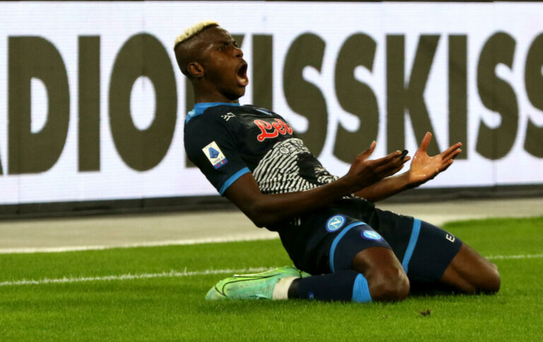 Napoli, Osimhen negativo al Covid: l'attaccante può tornare in Italia