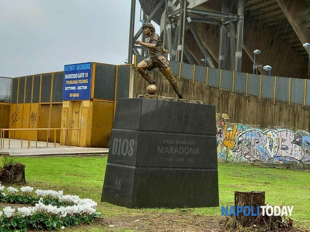 Niente statua di Maradona davanti allo stadio, Sepe: "Manca solo l'ok burocratico. Spero di installarla il 10 maggio o il 5 luglio"