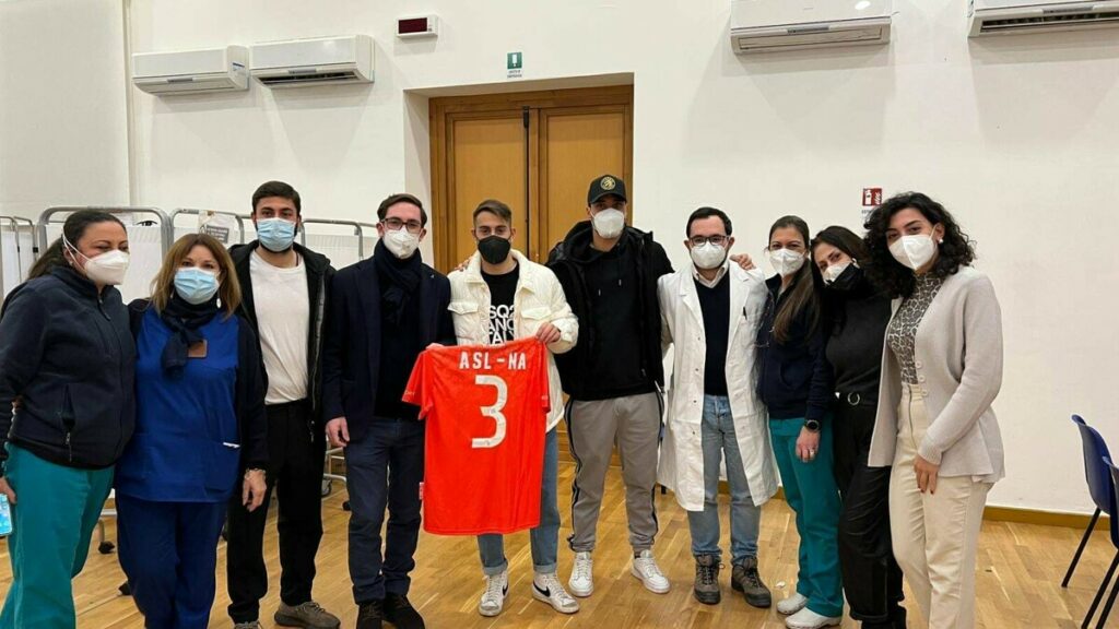 Turris, dose di richiamo booster per gli atleti: la squadra dona una maglietta all'Asl Napoli3 Sud 3 Turris, dose di richiamo booster per gli atleti: il club dona una maglietta all'Asl Napoli3 Sud