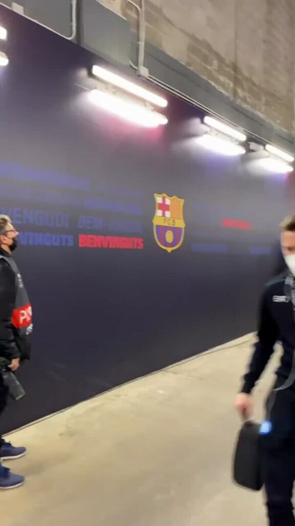 Barcellona-Napoli, Osimhen in campo dal primo minuto: l'arrivo degli azzurri al Camp Nou | VIDEO