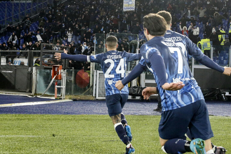 Napoli, vittoria all'ultimo respiro: gli azzurri agganciano il Milan in vetta alla classifica