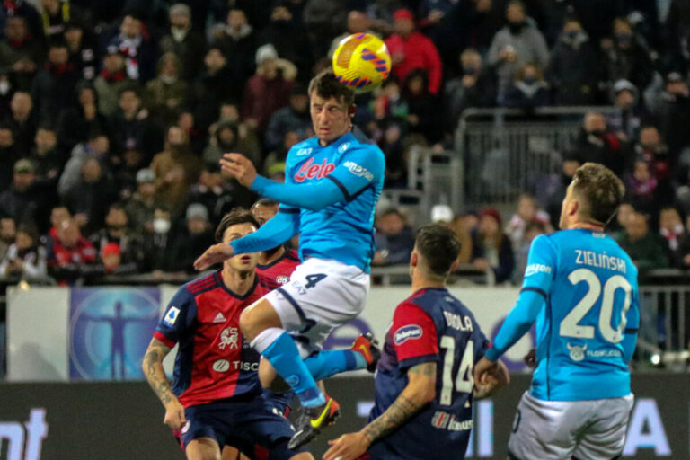 Osimhen salva il Napoli dalla sconfitta: gli azzurri pareggiano a Cagliari