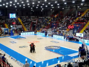 Festa al Palabarbuto, il Napoli Basket torna alla vittoria: battuta Brindisi