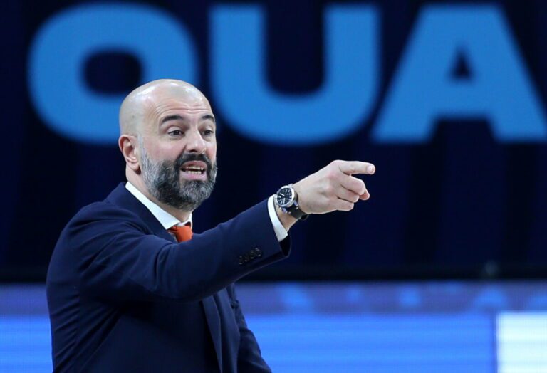 Napoli Basket, Buscaglia si presenta: "Sfida impegnativa, dimostriamo di meritarci la maglia che indossiamo"
