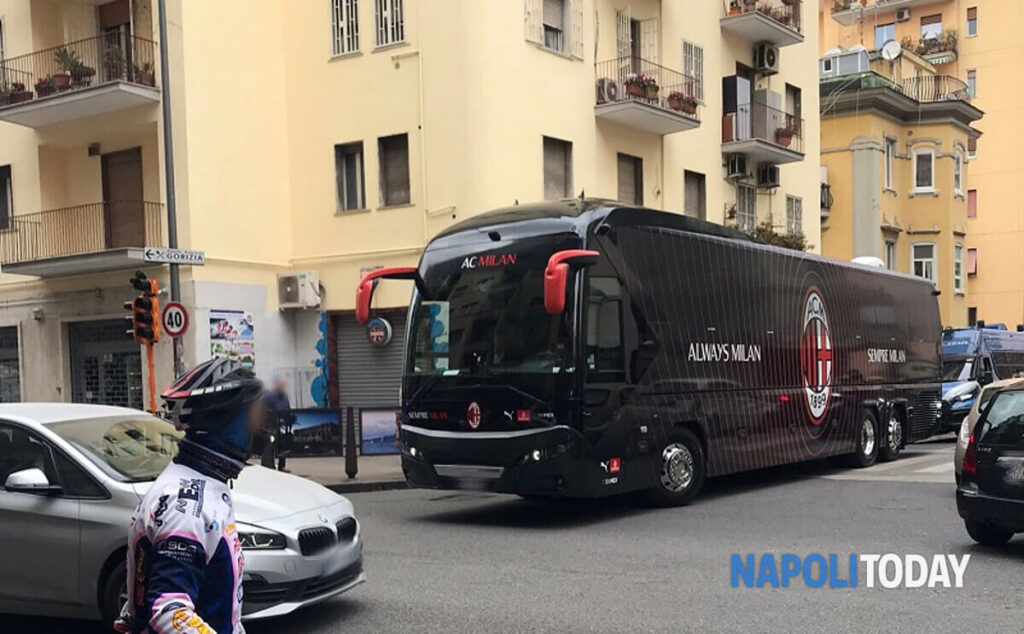 Napoli-Milan, il bus della squadra rossonera per le strade del Vomero | FOTO