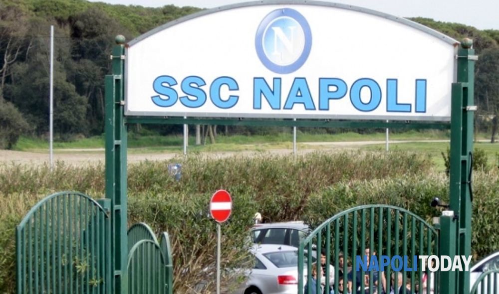 Paura al centro sportivo del Napoli: sfondato l'ingresso con un'auto