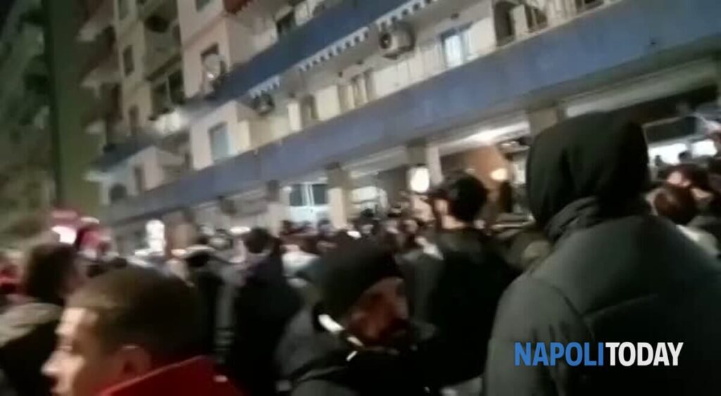 Scontro al vertice tra Napoli e Milan: l'attesa dei tifosi al Maradona tra cori e buon umore|FOTO e VIDEO