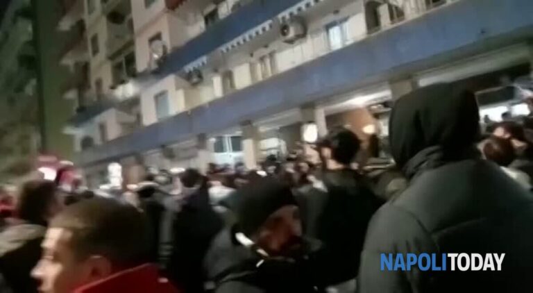 Scontro al vertice tra Napoli e Milan: l'attesa dei tifosi al Maradona tra cori e buon umore|FOTO e VIDEO