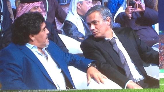 Napoli-Roma, Mourinho nei quartieri spagnoli a omaggiare Diego Armando Maradona