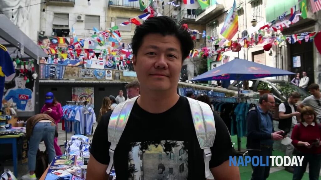 Il tifoso giapponese del Napoli che fa impazzire il web: "Il mio sangue è azzurro!"