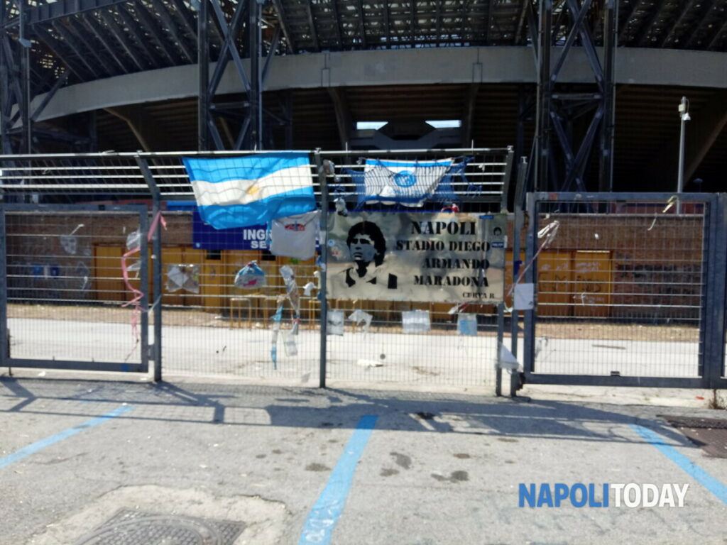 35 anni dal primo scudetto, lo striscione degli ultras del Napoli all'esterno del Maradona