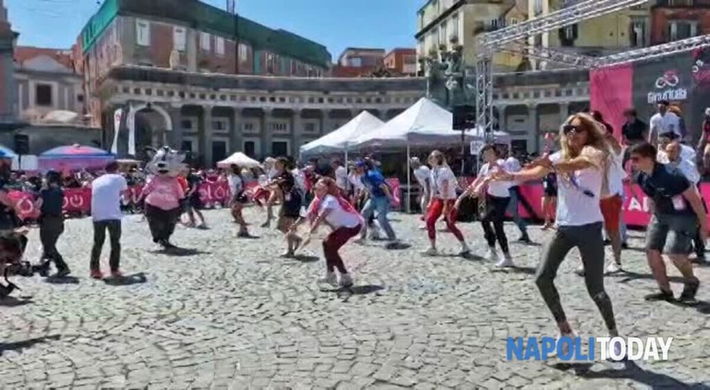 Acrobati, balli, stand e tanto sole: l'abbraccio di Napoli al Giro d'Italia si trasforma subito in festa|VIDEO