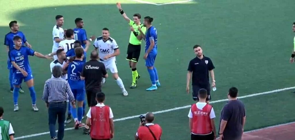 Il Giudice Sportivo si pronuncia dopo Savoia-Napoli United: maxi-squalifica per Esposito e ammenda al club 3 Il Giudice Sportivo si pronuncia dopo Savoia-Napoli United: maxi-squalifica per Esposito e ammenda al club