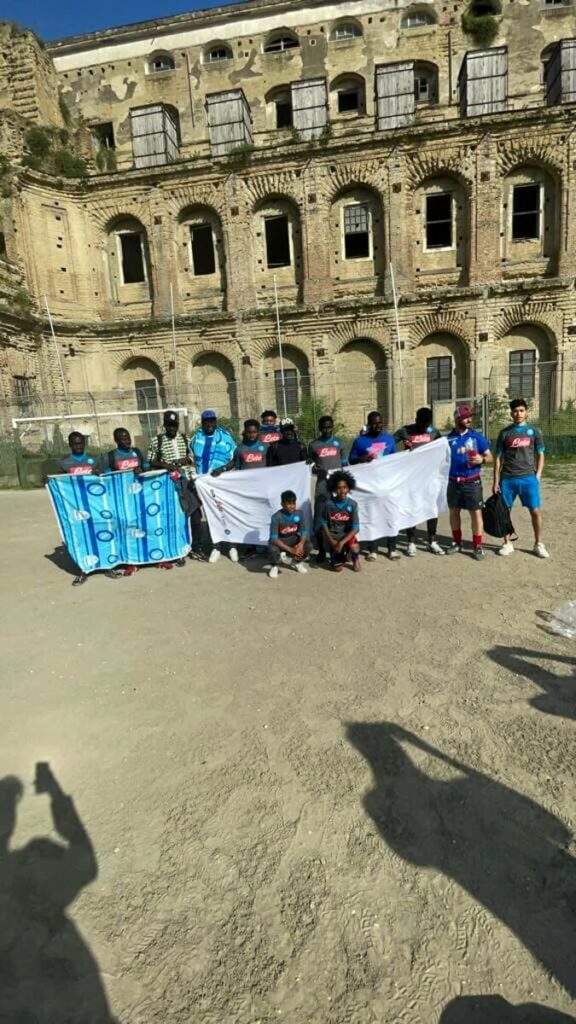 Koulibaly regala le maglie del Napoli alla squadra di calcio dell'Arci Mediterranea