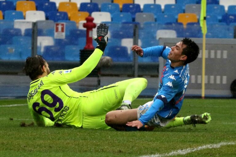 Napoli, buone notizie per Lozano: l'operazione è perfettamente riuscita