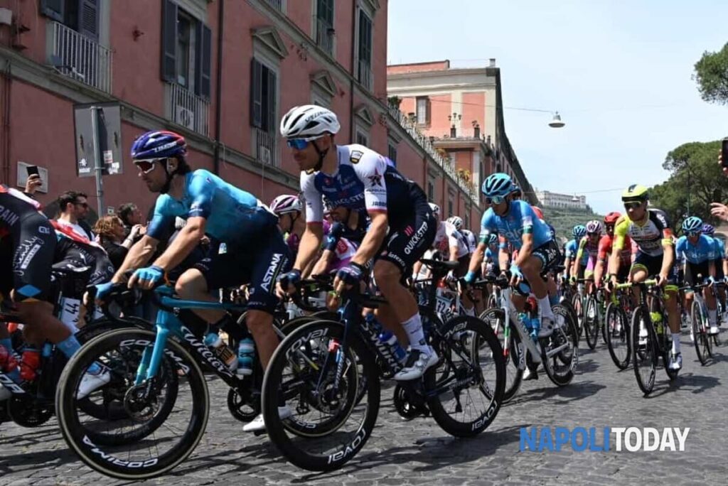 Napoli "pazza" per il Giro d'Italia, festa nelle strade e applausi al passaggio dei ciclisti