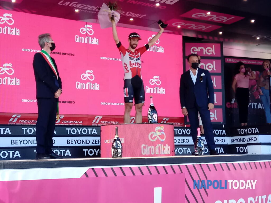 Napoli si tinge di rosa per il Giro d'Italia: sul Lungomare trionfa De Gendt