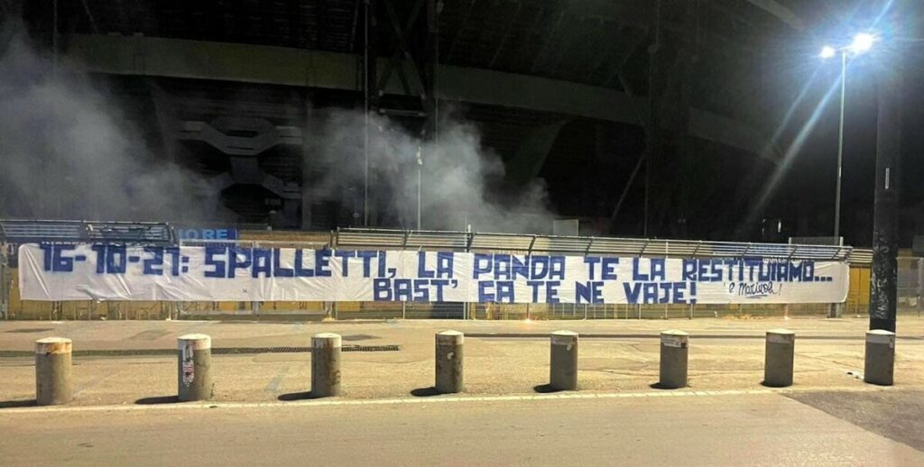 Napoli, striscione contro Spalletti all'esterno del Maradona: "Ti restituiamo la panda, basta che te ne vai"
