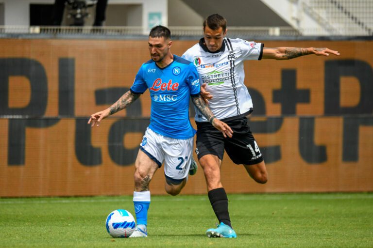 Spezia-Napoli sospesa per scontri tra tifosi e invasione di campo