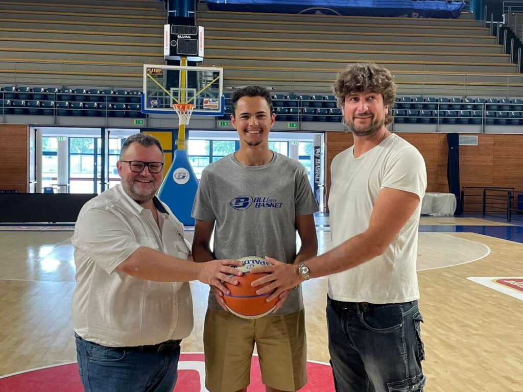 Napoli Basket, Marini saluta: è un nuovo giocatore di Treviglio 1 Napoli Basket, Marini saluta: è un nuovo giocatore di Treviglio