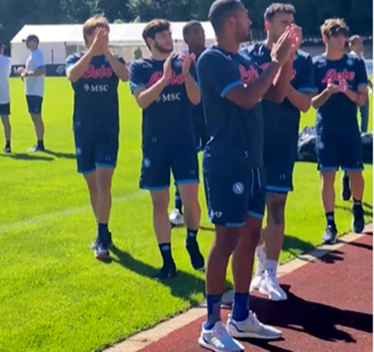 DIMARO - Primo allenamento per il Napoli: applausi dai tifosi sugli spalti | VIDEO