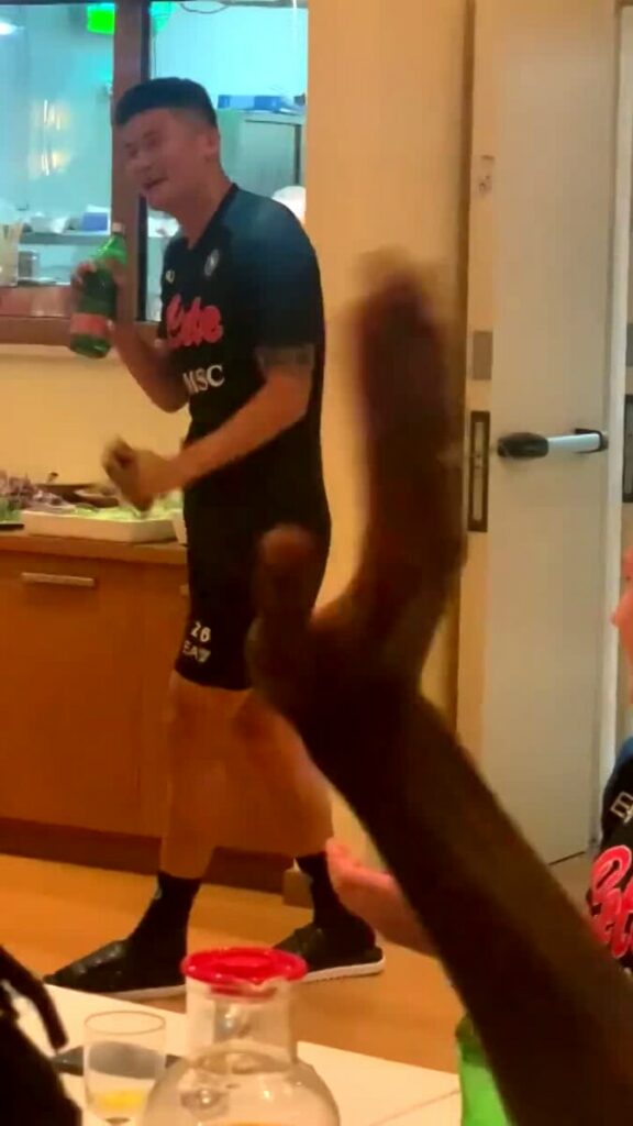 Kim scatenato nel ritiro del Napoli: canta e balla "Gangnam Style" - VIDEO