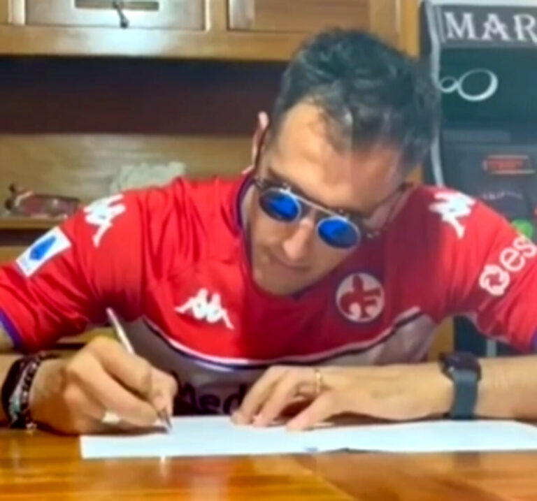 L'ex Napoli annuncia il rinnovo di contratto con la Fiorentina in "corsivo" | VIDEO