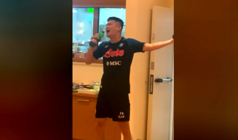 Napoli, la performance di Kim sulle note di "Gangnam style" fa il giro del mondo